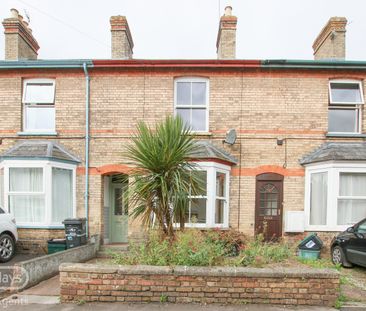 Mid terraced house - Photo 5