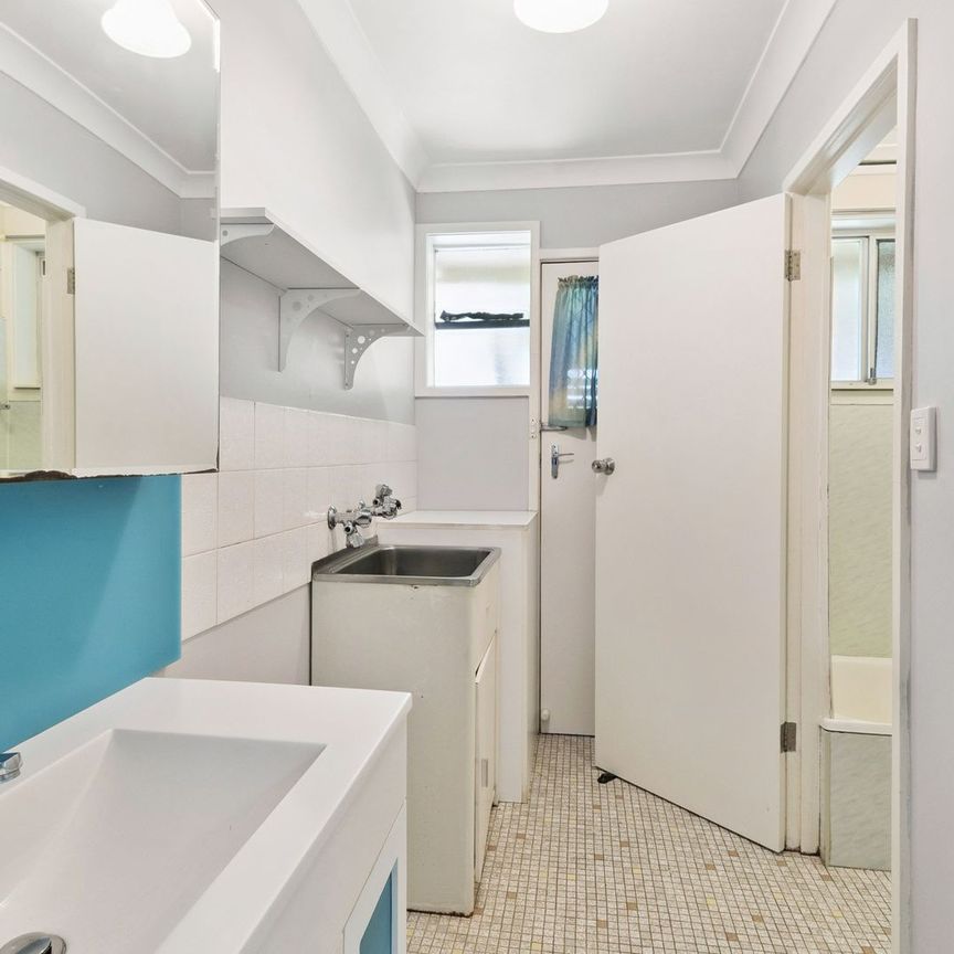 Well Presented Two-Bedroom Unit Near Schools and Shops! - Photo 1