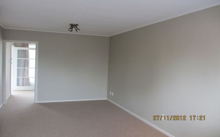 2 bedroom unit in quiet Royal Oak location - Photo 2