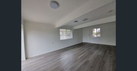 FOR RENT - 5 BEDROOMS; HUGE HOME WITH DUAL LIVING. - Photo 3