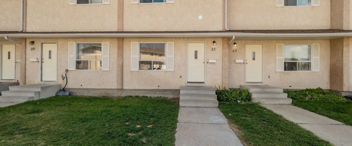 3 bedroom townhouse on Westside — 3 Bedrooms Townhouse - Photo 1