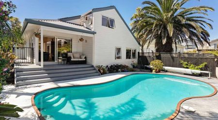 Holiday At Home - Photo 4