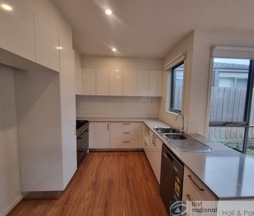 15 Tully Crescent, Narre Warren - Photo 2