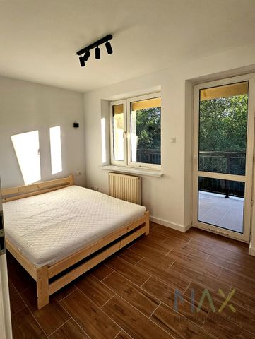 Swieżo wyremontowane 2 pokoje z dużym balkonem - Photo 4