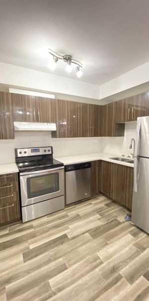 110 - 7070 Cote Saint Luc Road, Montréal - Photo 1
