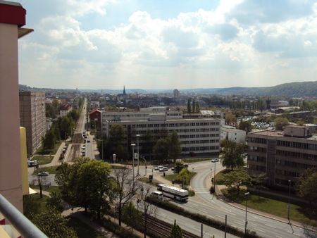 Geräumige 3-Raum-Wohnung mit Badewanne, großem Balkon und tollem Ausblick - Photo 5