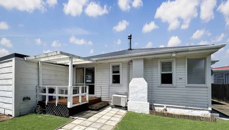 WEST END - 2 BEDROOMS - Photo 2