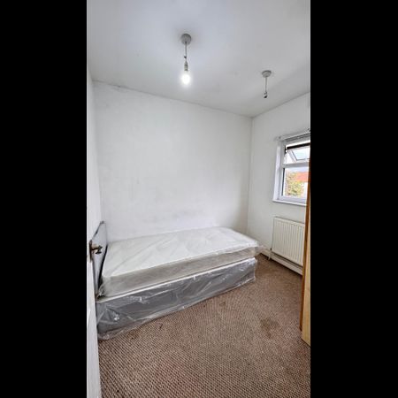 Room in a Shared House, Margery Terrace, E7 - Photo 4
