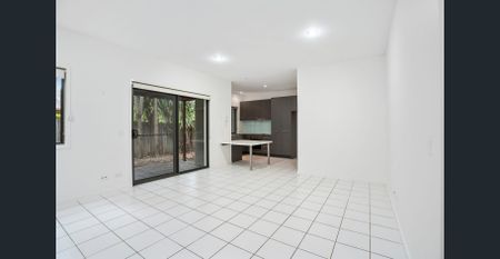 STUNNING 3 BEDROOM TOWNHOUSE IN A PRIME LOCATION! - Photo 3