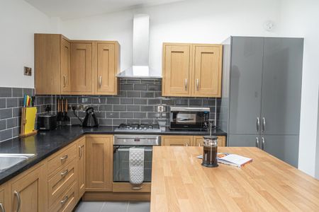 Spacious communal areas, with large drive and established garden - Photo 4