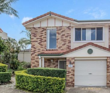 Modern 3-Bedroom Townhouse in Gated Boutique Complex - Photo 3