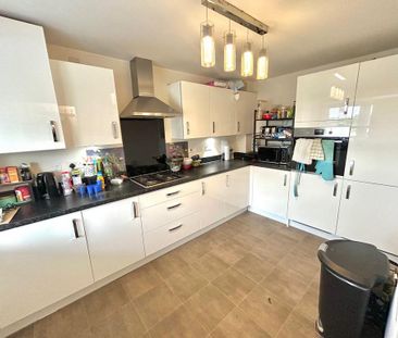 4 bedroom semi-detached house to rent - Photo 3