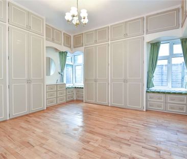 Spacious six bedroom home with double garage and garden located in ... - Photo 3