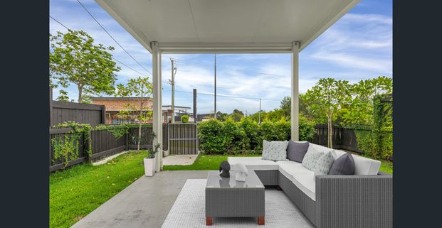 Modern townhome with ultra convenience, ready to move in this Christmas! - Photo 1