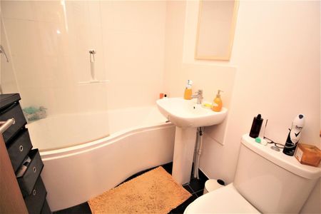 London Road, Lowfield Heath - Photo 5