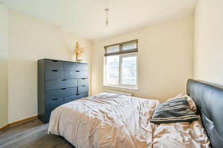 3 bedroom end of terrace house to rent - Photo 2