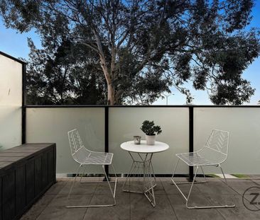 STYLISH 2 BEDROOM APARTMENT IN LEAFY BRIGHTON SETTING - Photo 3