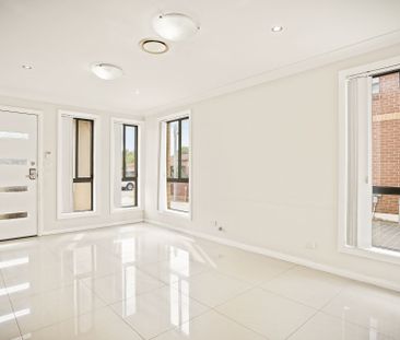 Spacious 4-Bedroom Family Home in Rooty Hill - Photo 6