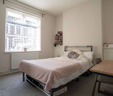 Contemporary 5 bed property on Coburn Street - Photo 1