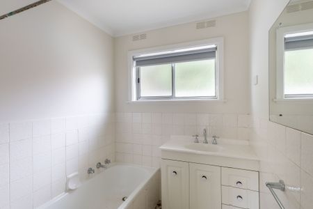 Comfortable Three Bedroom Unit - Photo 5