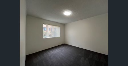 Ideally located, walk to shops and station - Photo 3