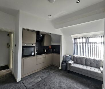 1 Bed Flat, Dickenson Road, M14 - Photo 3