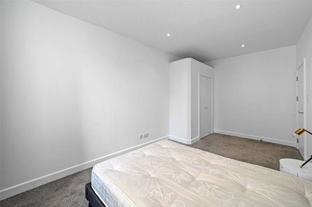 A newly refurbished two bedroom apartment in a convenient City location - Photo 3