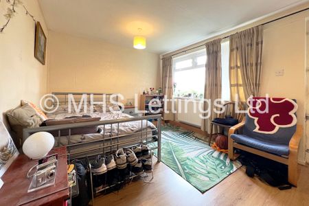 3 Bedroom Mid Terraced House for rent in St. Johns Close - Photo 4