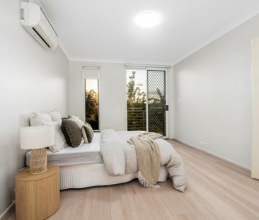 Beautiful 4 Bedroom Home in The Ponds! - Photo 6