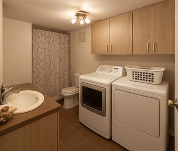 Grand 4 1/2 RÉNOVÉ en COIN, ASCENSEUR, GYM, PISCINES - INCOMPARABLE - Photo 4