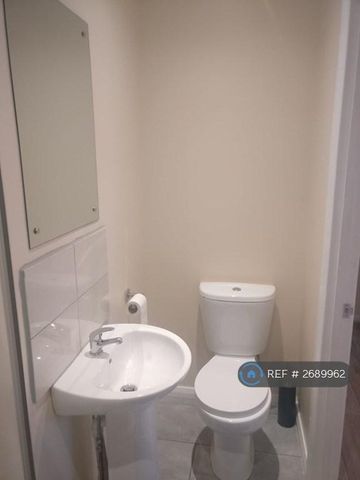 1 bedroom in a house share to rent - Photo 4