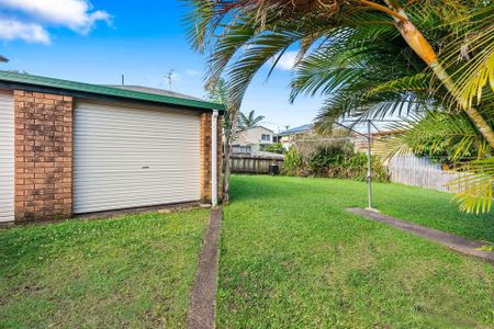 2-Bedroom Unit – Walk to Dicky Beach & Shops! - Photo 4