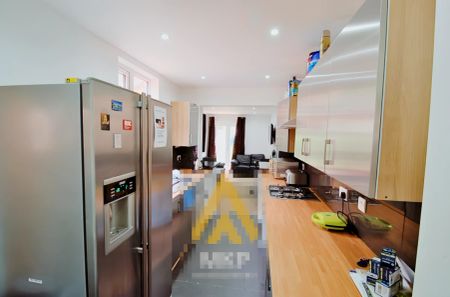 8 Bedroom 3 Bathroom - Photo 3