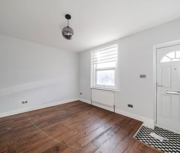 2 bedroom end of terrace house to rent - Photo 2