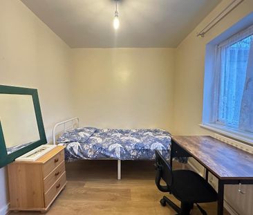 Brassie Avenue, East Acton, London, W3 7DE - Photo 2