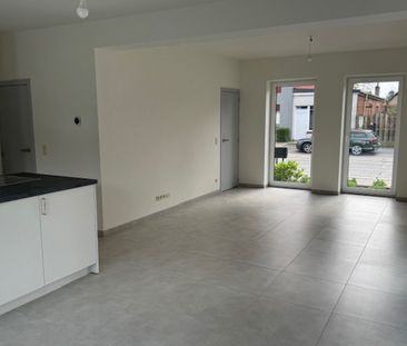 Moderne en ruime woning met 4 slaapkamers , tuin en carport. - Photo 1