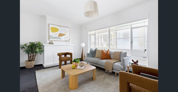 Top blonde in town - Photo 1