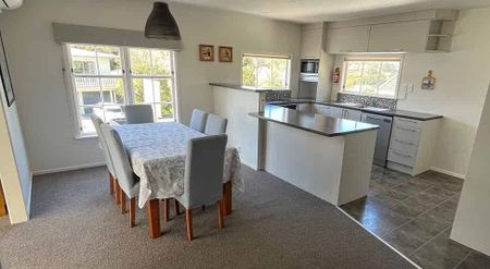 Charming 4BR Karori Haven – Solar & Garden! - Photo 2
