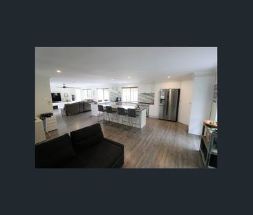 Spacious Family Living with Pool in a Cul-de-Sac - Photo 1