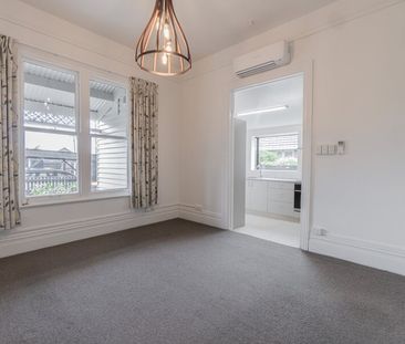 Spacious Character Villa Flat - Photo 2