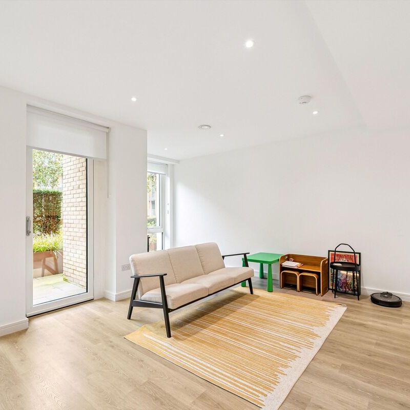 A 2 bedroom apartment available to rent in Sovereign Court - Photo 1