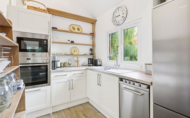 Effingham Common, Effingham, Leatherhead, Surrey, KT24 - Photo 1