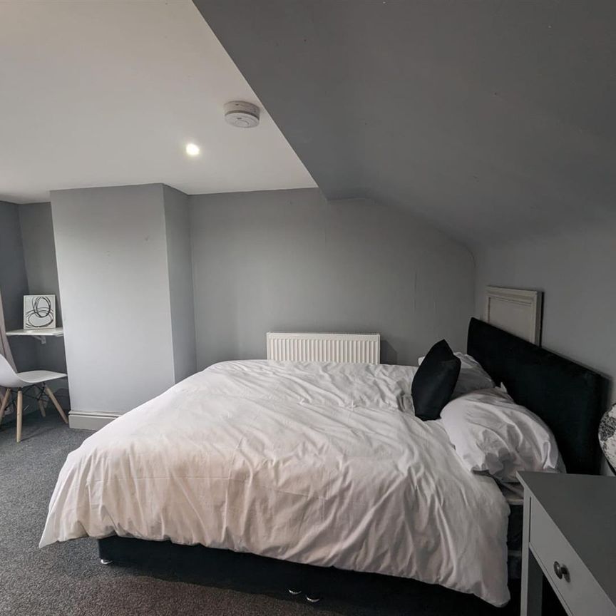 1 Beds - Property - - Photo 1