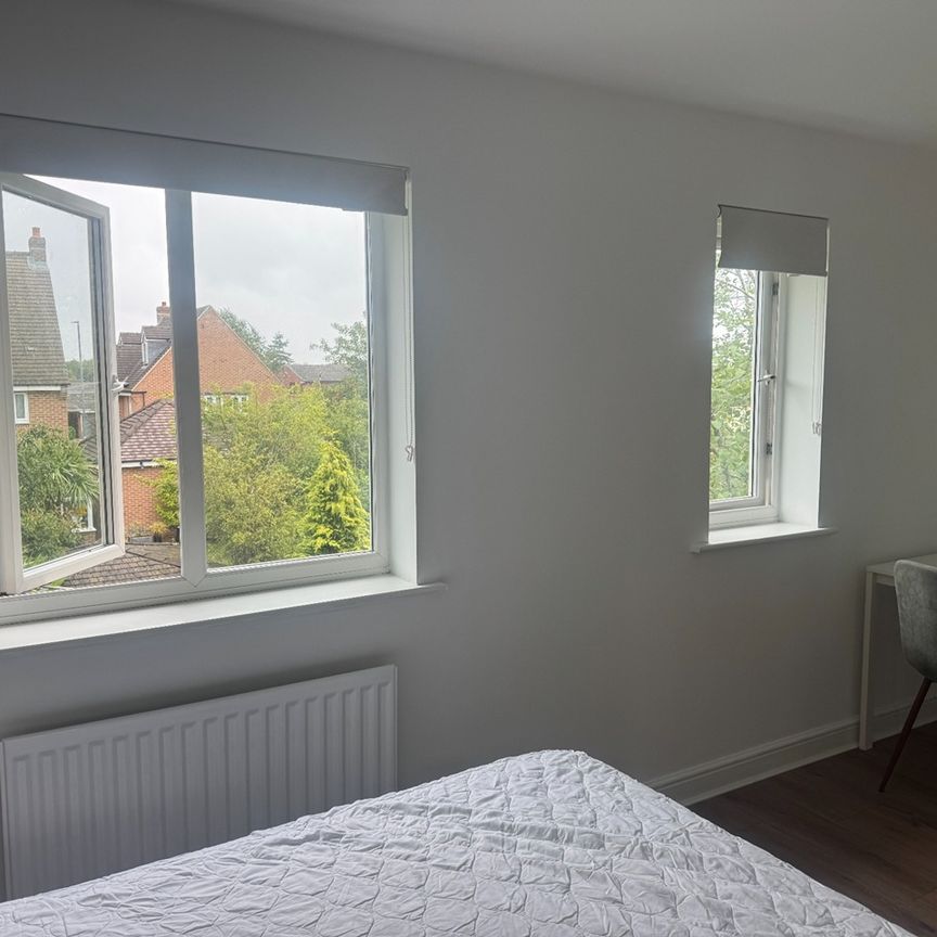 Room in a Shared House, New Forest Village, LS10 - Photo 1