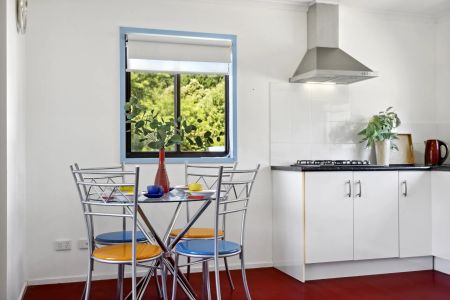 Charming Cottage in the heart of Trentham - Photo 4