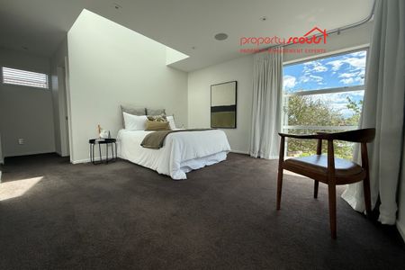 Must-See Executive Home – Spacious, Sophisticated & Peaceful - Photo 3