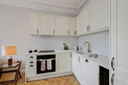 2 bedroom flat in South Kensington - Photo 5