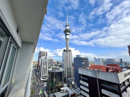 Spacious One Bedroom Apartment With Stunning View - Photo 3