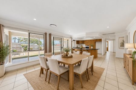 Spacious Family Living with Room for Everyone! - Photo 3