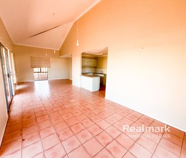 Spacious Villa with High Ceilings - Photo 3